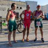 Gli sportivi che si stanno allenando sono sei e sono tutti provenienti dalla polisportiva �Amici di Marco� di Bitonto. Indossano una divisa aderente chiamata �body�, specifica per il triathlon: � dotata infatti di fondello, ovvero un�imbottitura che protegge le parti del corpo che appoggiano sul sellino della bici